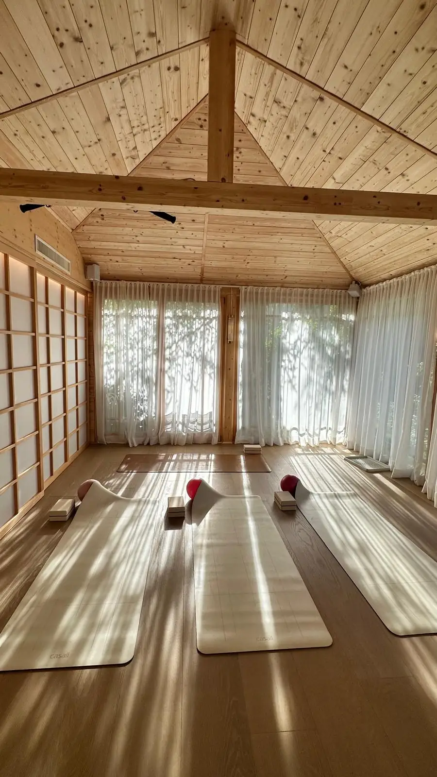 Heller Pilates-Trainingsraum